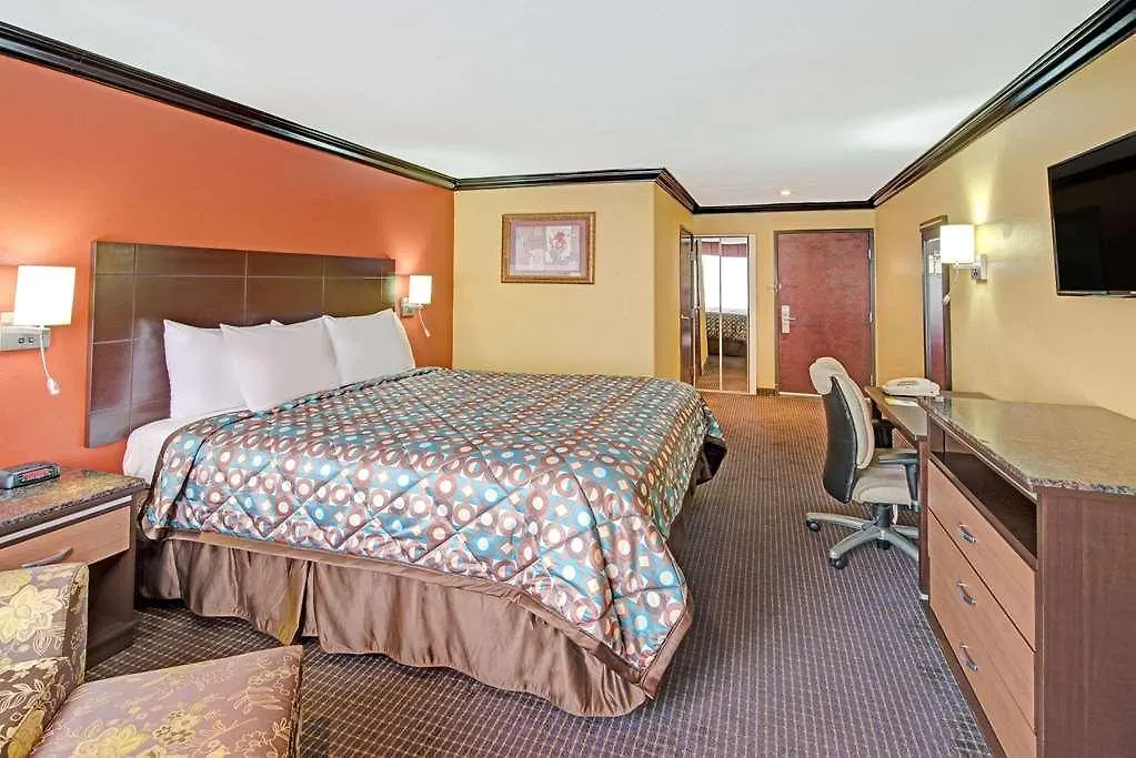 Quality Inn & Suites Sacramento Hotel