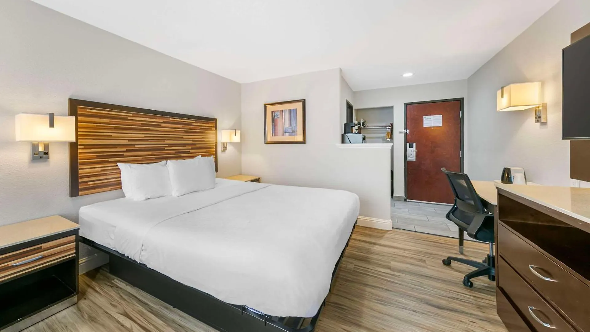 Quality Inn & Suites Sacramento Hotel
