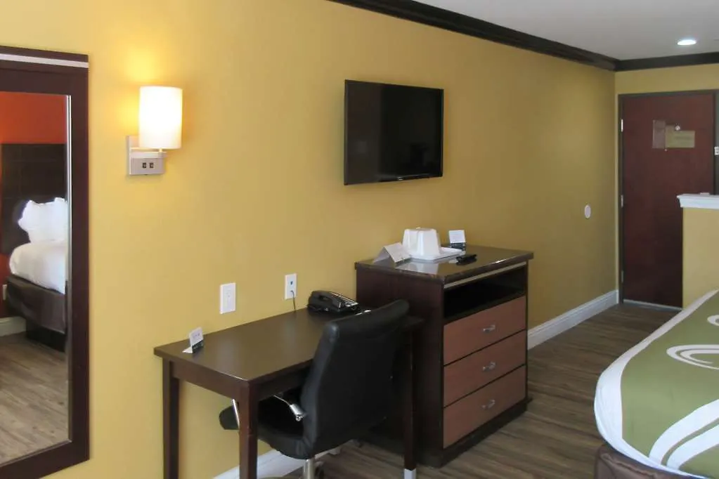 Quality Inn & Suites Sacramento Hotel