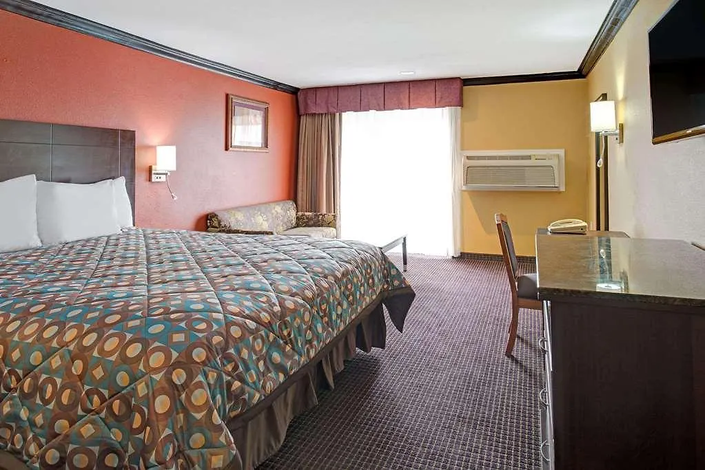 Quality Inn & Suites Sacramento Hotel