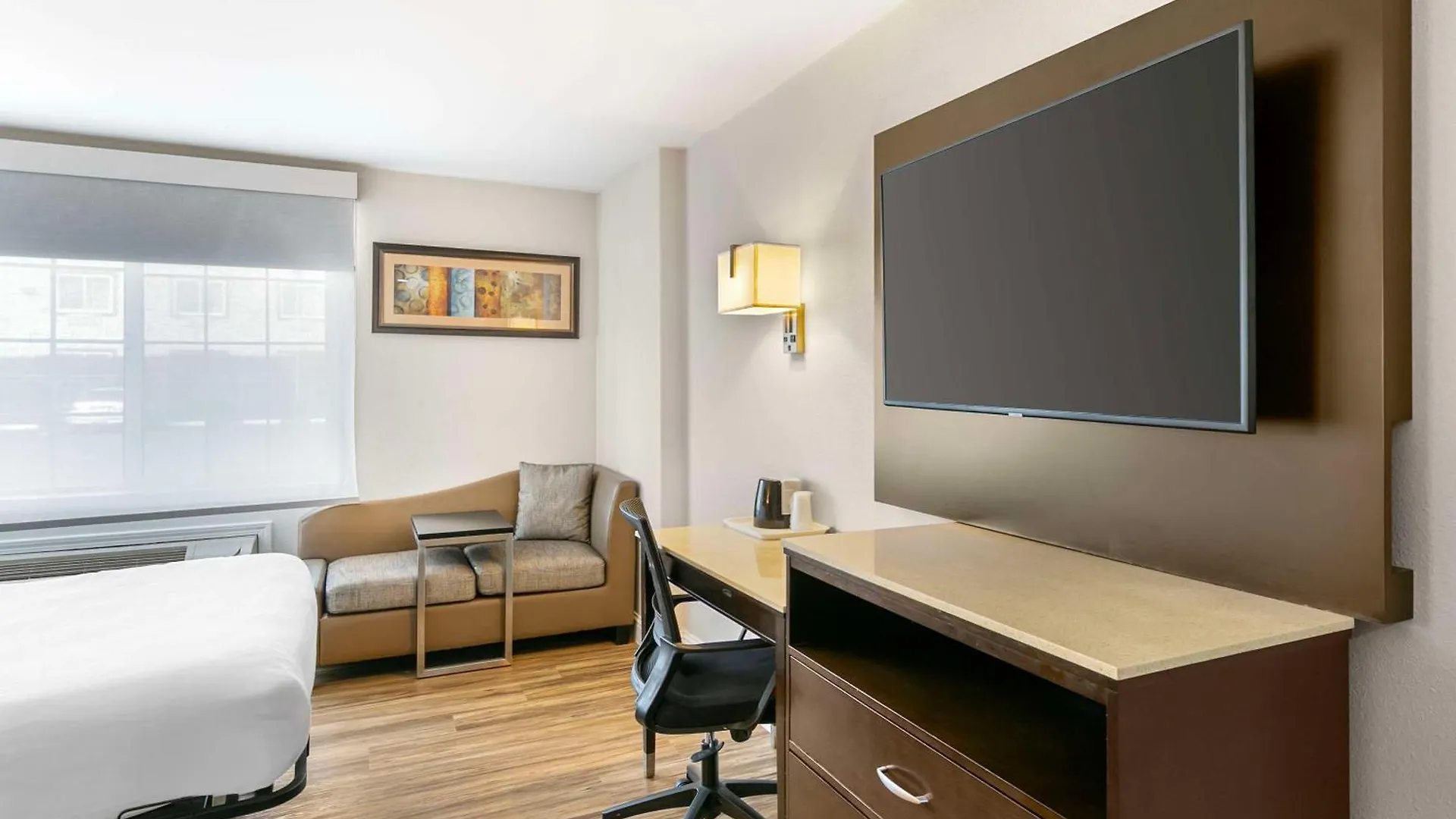 Quality Inn & Suites Sacramento Hotel
