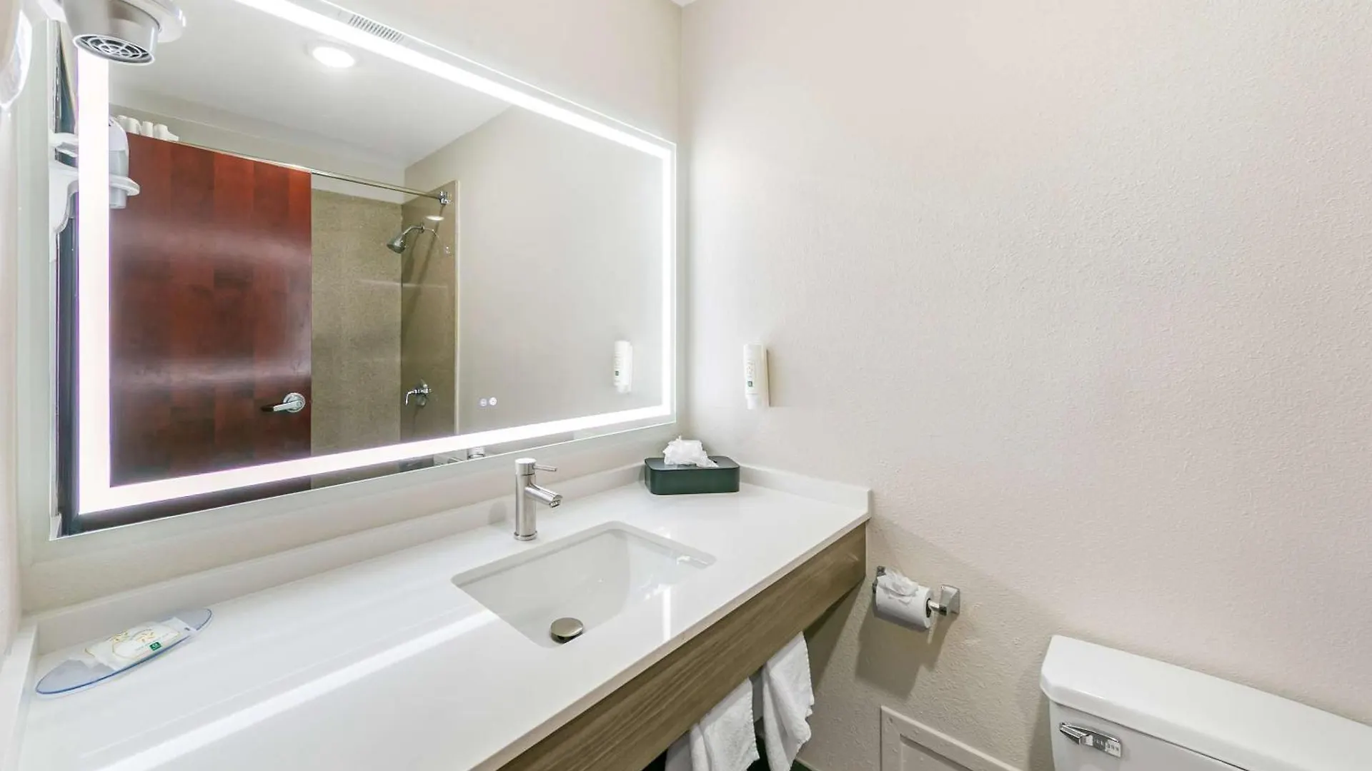 Quality Inn & Suites Sacramento 2*,