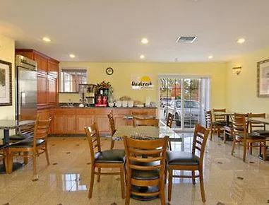 Quality Inn & Suites Sacramento Hotel